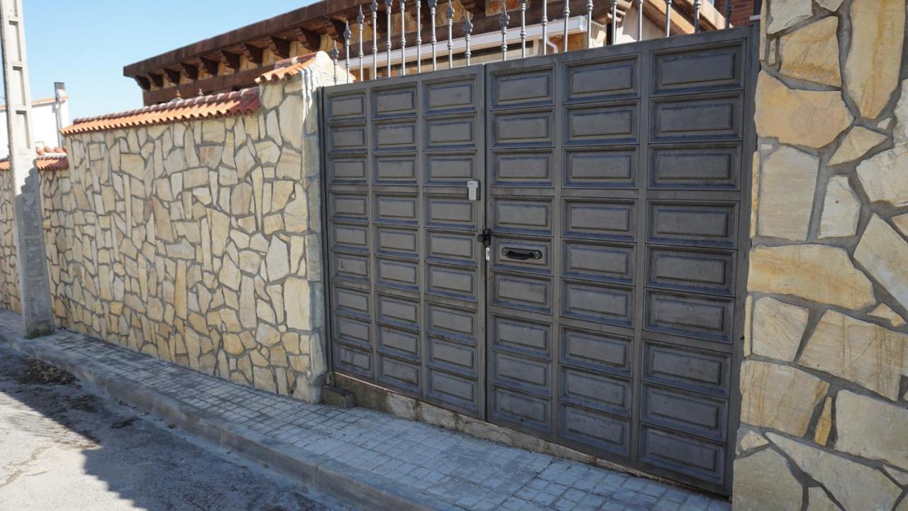 Chalet Relax Luxury Navas del Rey Exterior photo
